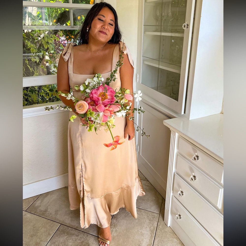 Show Me Your Mumu Claire midi dress in champagne luxe satin 🥂🥂✨